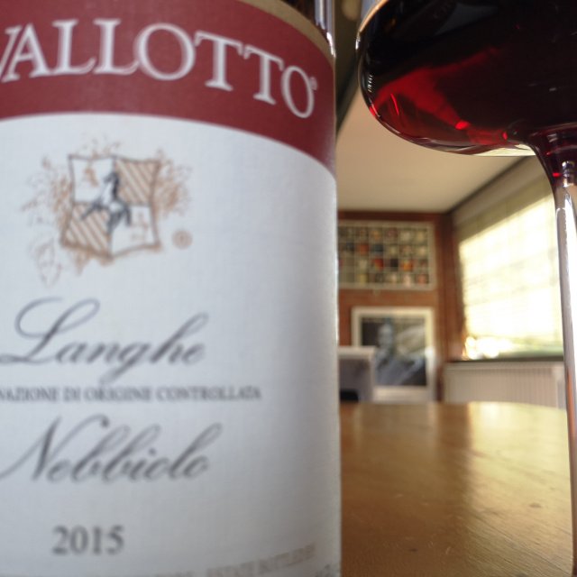 Enonauta/Degustazione di Vino #021 - review - Nebbiolo 2015 di Cavallotto.  Un vino che rivela ampiamente le possibilità del vitigno da cui deriva, anche quando non affinato per lunghissimo tempo