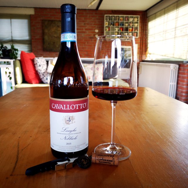 Enonauta/Degustazione di Vino #021 - review - Nebbiolo 2015 di Cavallotto.  Un vino che rivela ampiamente le possibilità del vitigno da cui deriva, anche quando non affinato per lunghissimo tempo