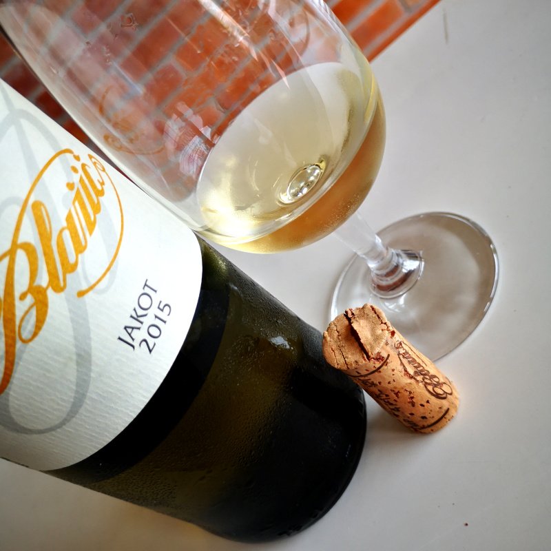 Enonauta/Degustazione di Vino #042 - wine review - Jakot 2015 di Blazic Sorso denso con freschezza ruvida. Centrobocca succoso, fruttato, spesso. 