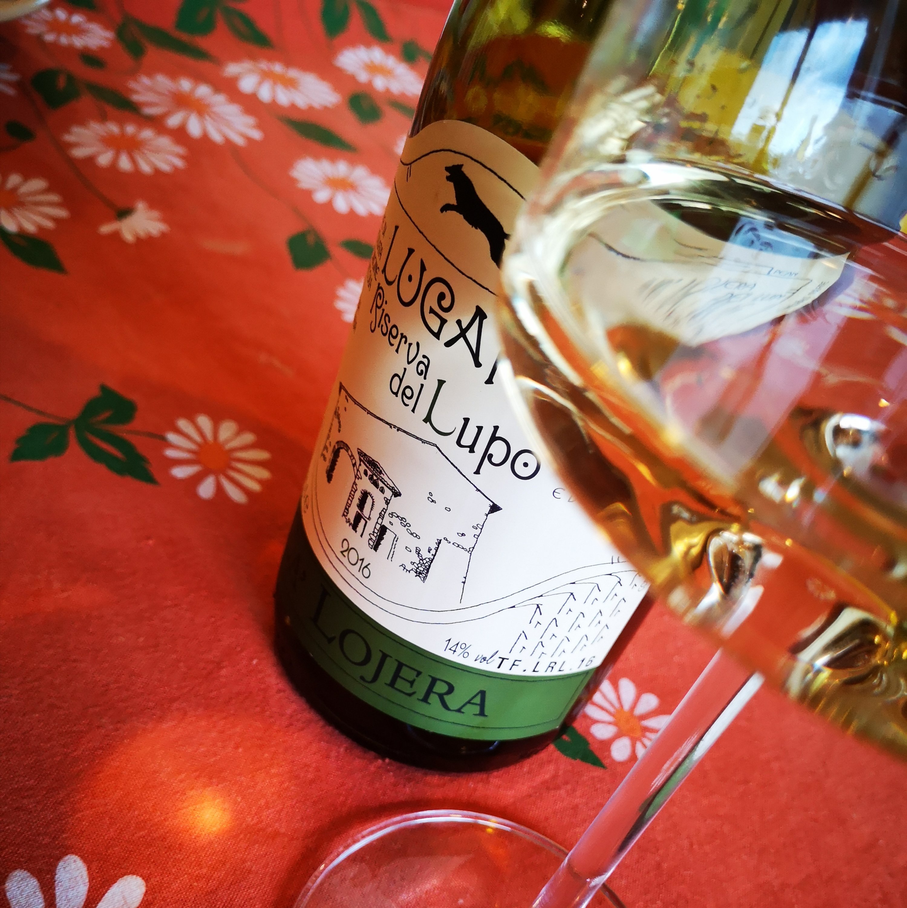 Enonauta/Degustazione di Vino #093 - review - Lugana Riserva del Lupo 2016  - Ca Lojera | Al palato se ne apprezzano la suadente freschezza, l'intensità dell'aroma di bocca, la capacità dinamica di un vino di grande struttura.