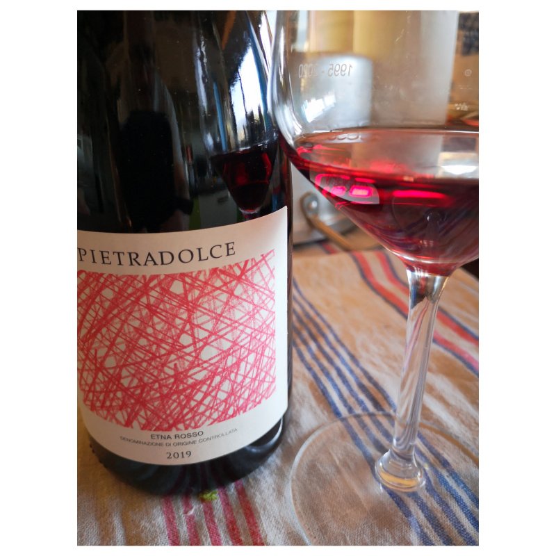 Enonauta/Degustazione di Vino #157 - review -  Etna Rosso 2019
Pietradolce | molto vitale, tirato, asciutto, dà l'impressione di essere stato pensato e poi realizzato in modo consequenzialmente felice