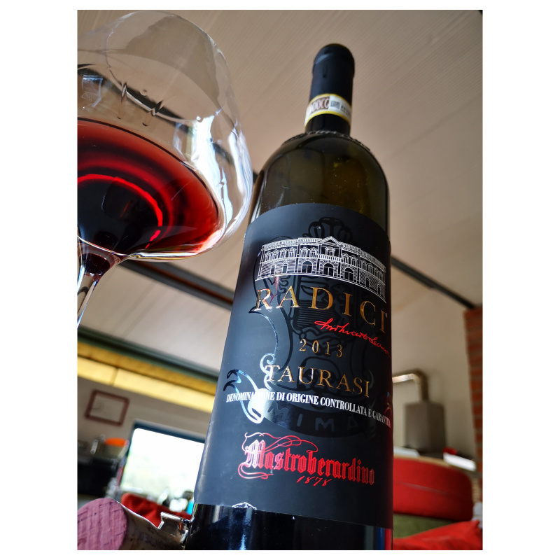 Enonauta/Degustazione di Vino #207 - Taurasi Radici 2013 - Mastroberardino | Grande spinta unita a finezza espressiva e precisione