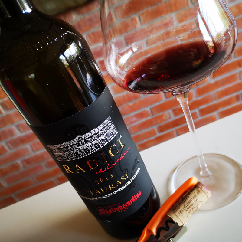 Enonauta/Degustazione di Vino #207 - Taurasi Radici 2013 - Mastroberardino | Grande spinta unita a finezza espressiva e precisione