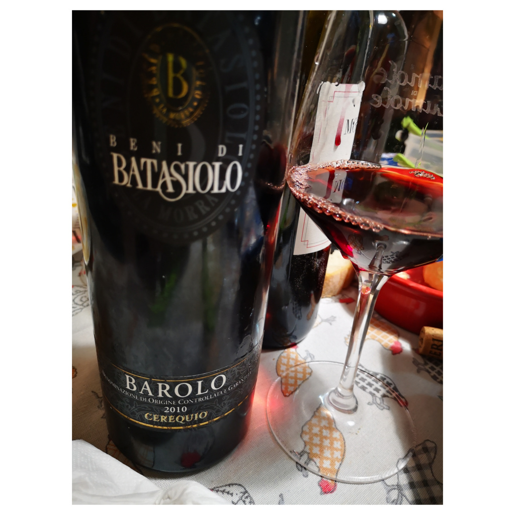 Enonauta/Degustazione di Vino #289 - review - Barolo Cerequio 2010 - Beni di Batasiolo | Una bottiglia che conferma una percezione ripetuta e condivisa con altri appassionati. Il 2010 ci ha consegnato Baroli che, pur nella loro unicità, ognuno nel suo punto sulla strada dell'evoluzione, sembrano sospesi, tenaci, al limite dell'inossidabilità, che alla prova del tempo mutano conservando compostezza e rigore.