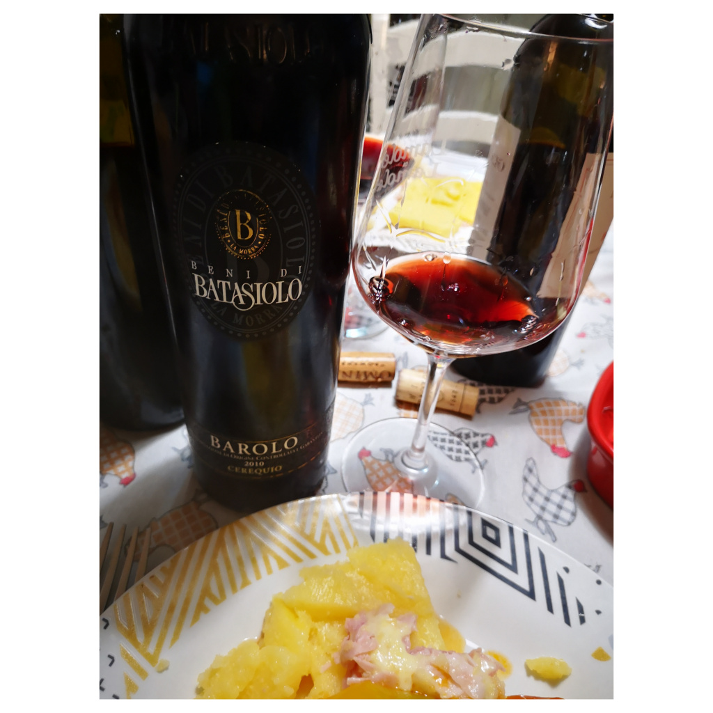 Enonauta/Degustazione di Vino #289 - review - Barolo Cerequio 2010 - Beni di Batasiolo | Una bottiglia che conferma una percezione ripetuta e condivisa con altri appassionati. Il 2010 ci ha consegnato Baroli che, pur nella loro unicità, ognuno nel suo punto sulla strada dell'evoluzione, sembrano sospesi, tenaci, al limite dell'inossidabilità, che alla prova del tempo mutano conservando compostezza e rigore.