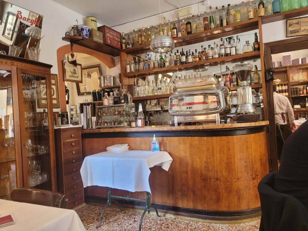 Il banco della sala principale
Il Benestare - a tavola con L'Enonauta #2 | Trattoria da Amerigo 1934 a Savigno (Bologna) | un luogo da cui si esce pensando a quando tornare