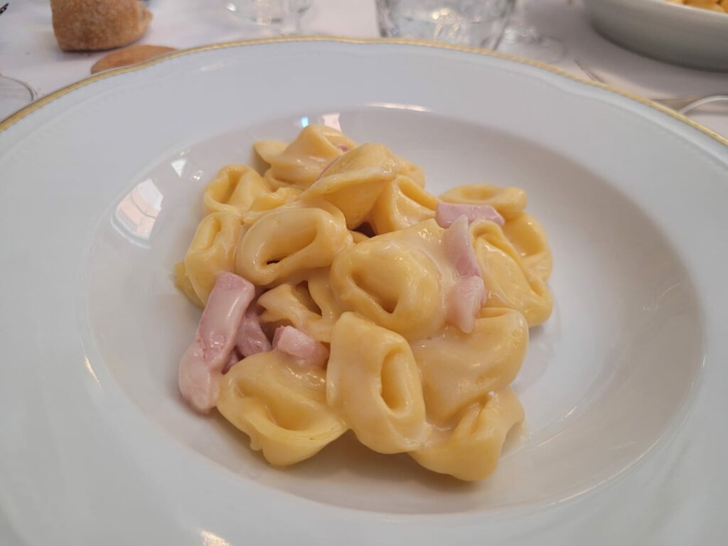 Tortelli ripieni di parmigiano con prosciutto di mora cotto al forno.
Il Benestare - a tavola con L'Enonauta #2 | Trattoria da Amerigo 1934 a Savigno (Bologna) | un luogo da cui si esce pensando a quando tornare